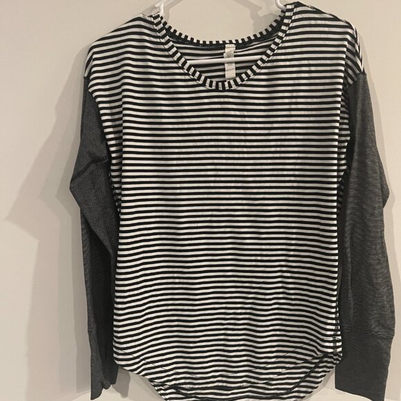 Lululemon striped long sleeve size 2 - Picture 2 of 7